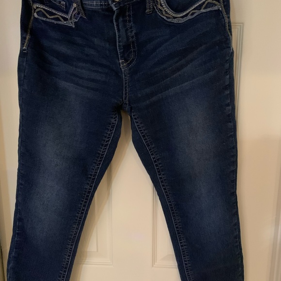 Hydraulic embroidered with rivet crop jeans - Picture 4 of 5